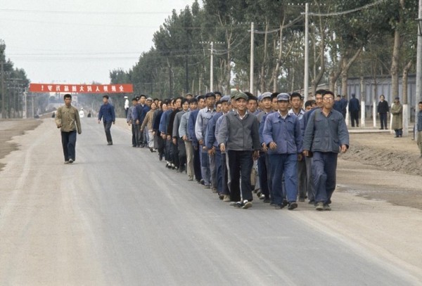 Китайцы так привыкли ходить строем, что колонну рабочих можно было легко принять за отряд зеков