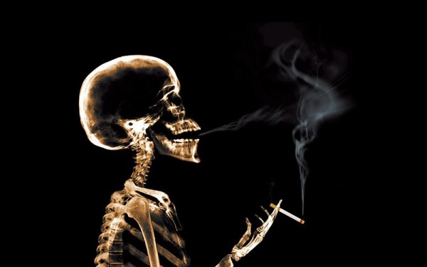 Курение якобы лечит астму. Хотите услышать кое-что забавное? Задолго до того, как появились все эти антитабачные рекламы, можно было увидеть как раз обратную картину — множество реклам, побуждающих к курению. Звучит абсурдно, но в конце 19-го — начале 20-го века вдыхание паров от сгорающего табака считалось одним из самых эффективных способов лечения астмы — конечно же, безуспешным. Когда ученые наконец поняли катастрофические эффекты воздействия никотина на человеческий организм, этот способ лечения подняли на смех.