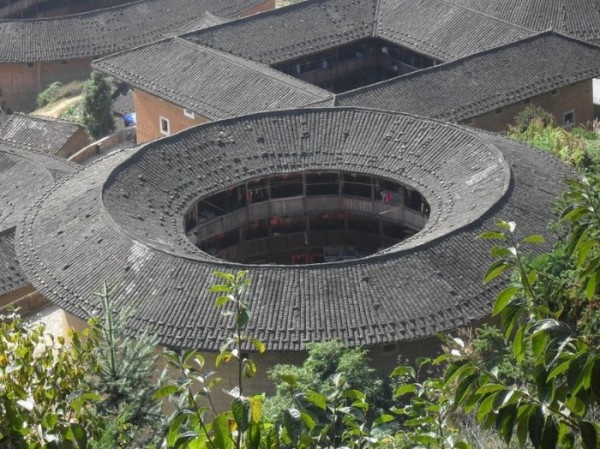 Больше всего таких построек на юго-востоке Фуцзянь. В общей сложности на территории этой провинции насчитывается более 20 000 строений такого типа, правда, из них только чуть более 3000 — настоящие «земляные замки». Самые сложные были построены в XVII-XVIII веках.