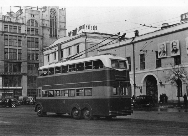 Двухэтажный троллейбус. Автор Евзерихин Эммануил, 1950-е