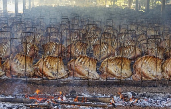 Шураско – мясо говядины жарится на металлических прутьях, все готовится на открытом воздухе, это поле жареных ребрышек.
