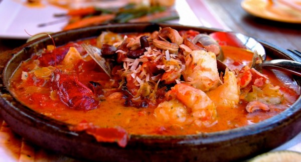 Мокуэка – суп из морепродуктов с добавлением кокосового масла.