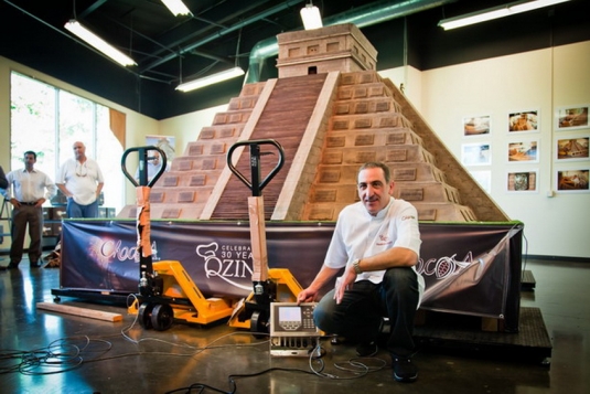 Потомственный кондитер Франсуа Мелле вылил из шоколада пирамиду майя, которая весит 8,3 тонны, а основание этой пирамиды занимает 3,7 метра х 3,7 метра.