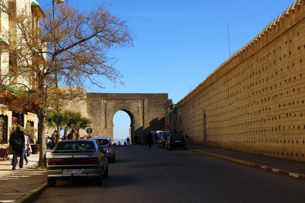 Фьюжн марокканских городов меня поражал всегда. Справа — средневековые стены, слева — дорогой современный район.