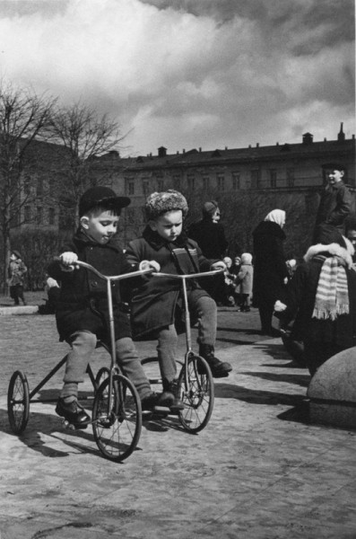 Велосипедисты. Автор Евзерихин Эммануил, 1950-е