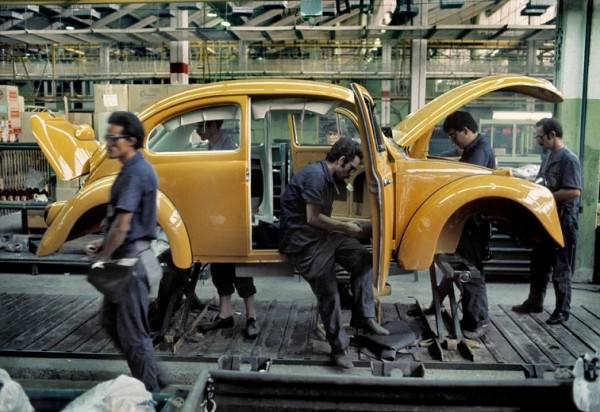 Вот на бразильском конвейере собирают в 1973 году Фольскваген-"Жук", немецкий автомобиль 1930-х гг., который сами немцы сняла с производства в том же 1973-м году 
