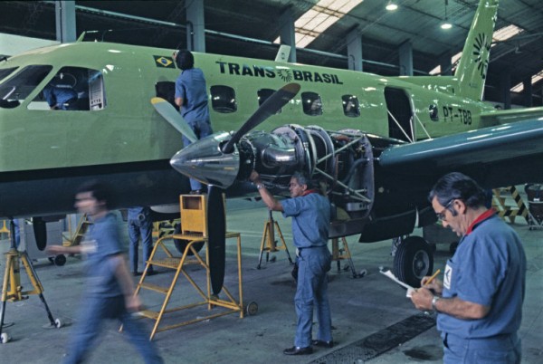 Бразильцы освоили даже производство самолётов. На заводе фирмы Embraer в Сан-Паулу, 1973