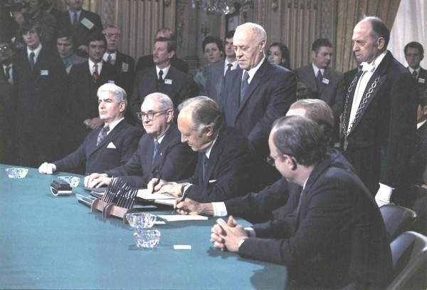 27 января 1973 г. в Париже после 4-летних переговоров было подписано Соглашение о прекращении войны и восстановлении мира во Вьетнаме.В соответствии с Соглашением американцы вывели свои войска из Вьетнама, однако последняя битва Вьетнамской войны была ещё впереди.