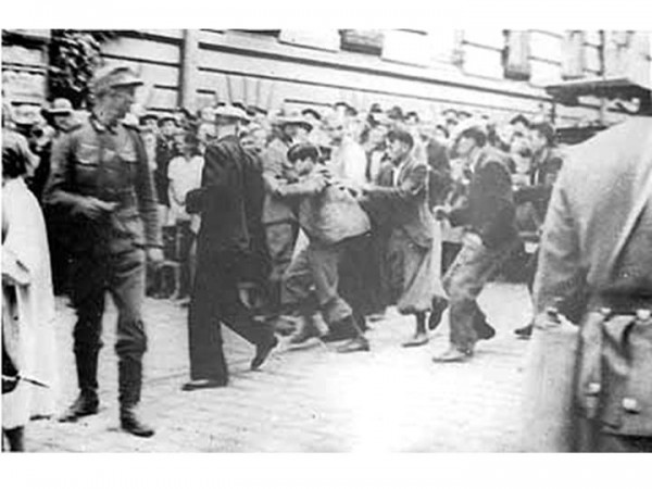Бандеровская милиция хватала евреев в домах и на улицах и сгоняла их в тюрьмы НКВД. В соответствии с нацистской теорией «жидо-большевизма» евреи должны были ответить за расстрелы заключенных в тюрьмах НКВД перед уходом Красной Армии из города.