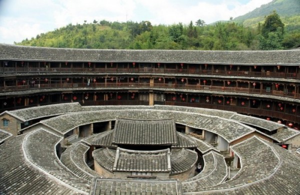 Данный тулоу был построен в ХII-м веке. Он представляет собой четыре постройки круглой формы и несколько квадратных.