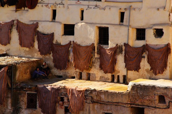 Марокканцы жутко гордятся своими кожаными изделиями. Честно говоря, редкостная хрень у них получается. Хоть и натуральная