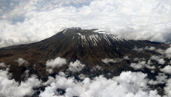 Он включает в себя три основных вершины, также являющимися потухшими вулканами: Шира (3962 м), расположенная на западе, Мавензи (5149 м) - на востоке, а в центральной части находится самый молодой и высокий вулкан - Кибо (5895 м), на котором лежат множественные каскады ледяных террас. Пик Ухуру, расположенный на краю кратера Кибо, является самой высокой точкой Килиманджаро и всей Африки.
