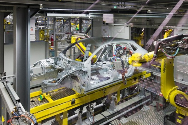 В цеху 387 немецких роботов, которые точечной сваркой производят кузова для кроссоверов Macan. За стеной строится новый цех для производства кузовов Porsche Panamera. 