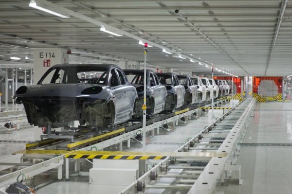 На заводах Porsche жесткий контроль качества, кузов везут на дополнительную проверку качества покраски кузова.